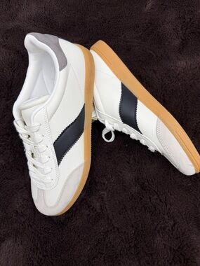 🆕 Universal Thread White Sneakers with Black Stripe and Gum Sole and Gray Heel
